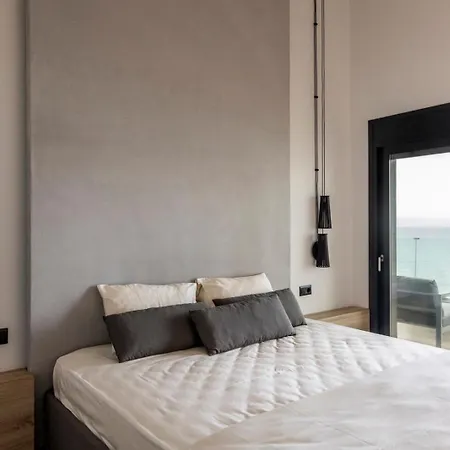 Gaya - Beachfront Paradise * Полихроно